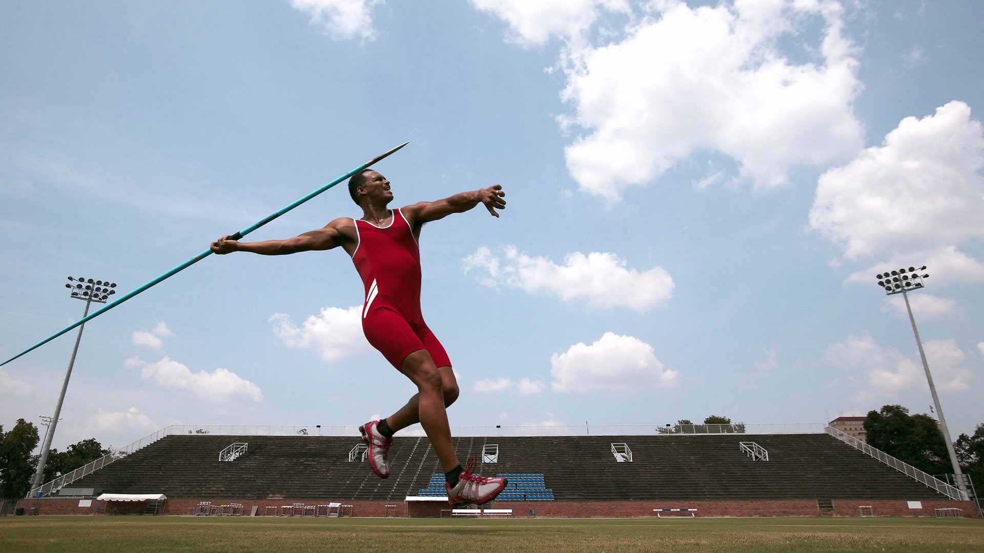 FB体育官方网站-英超争冠之夜，布伦森压力下完成爆发