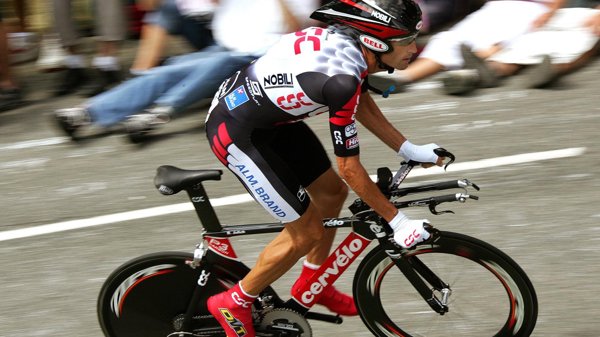 赛道与球场，当F1年度争冠焦点战遇上北京队打穿新疆队